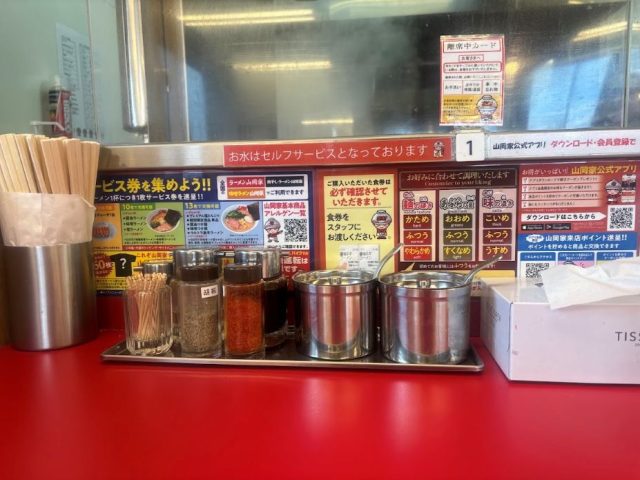 ラーメン山岡家の店内