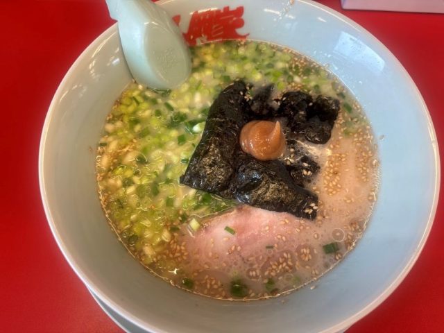 朝ラーメンの塩豚骨スープと具材
