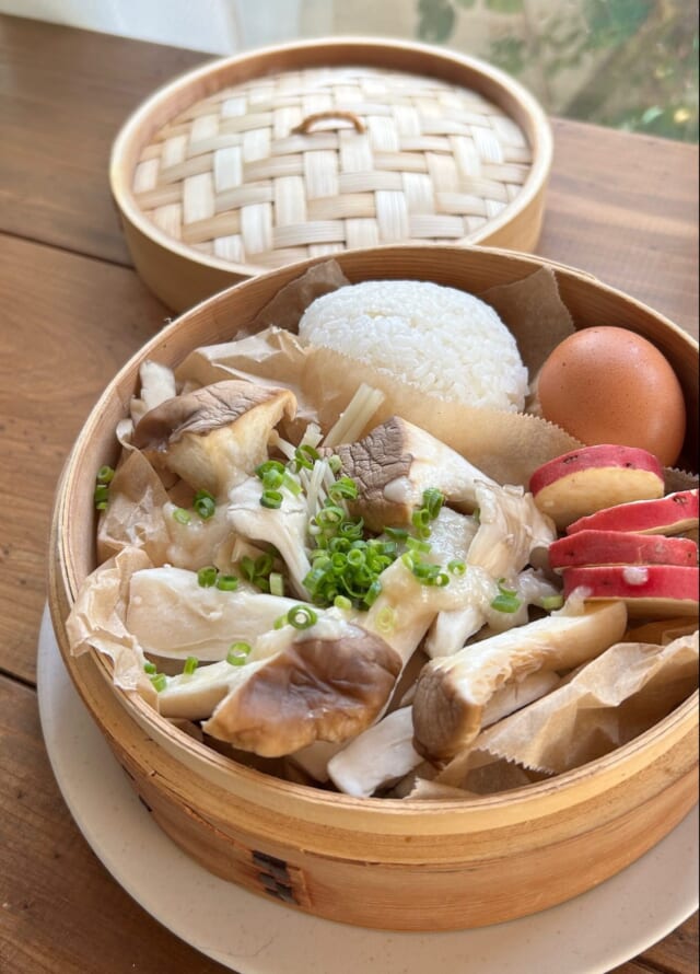 きのことさつまいも、卵を使ったせいろ蒸しの朝ごはんプレート