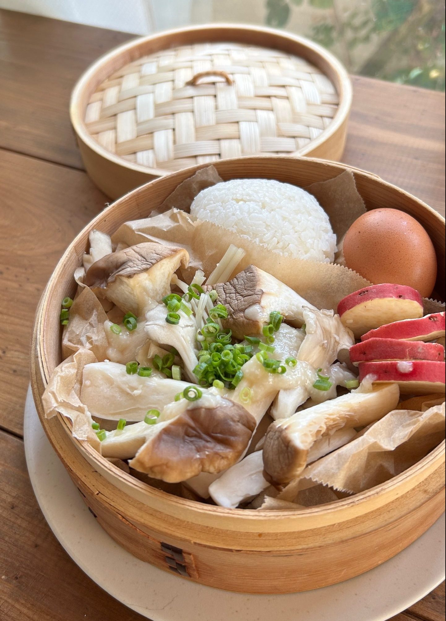 せいろで蒸すだけ！塩麹で作る「きのこたっぷり朝ごはんプレート」