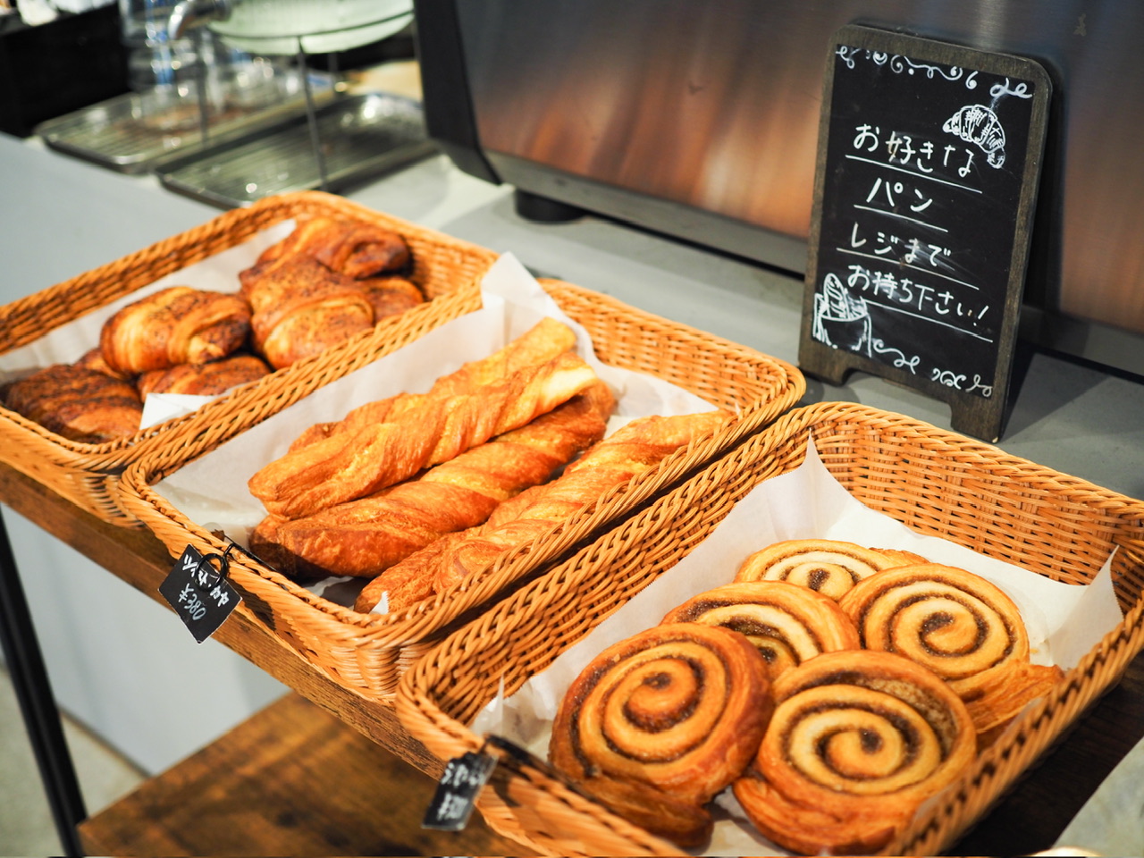 HATTO COFFEEのレジ前に並ぶパン