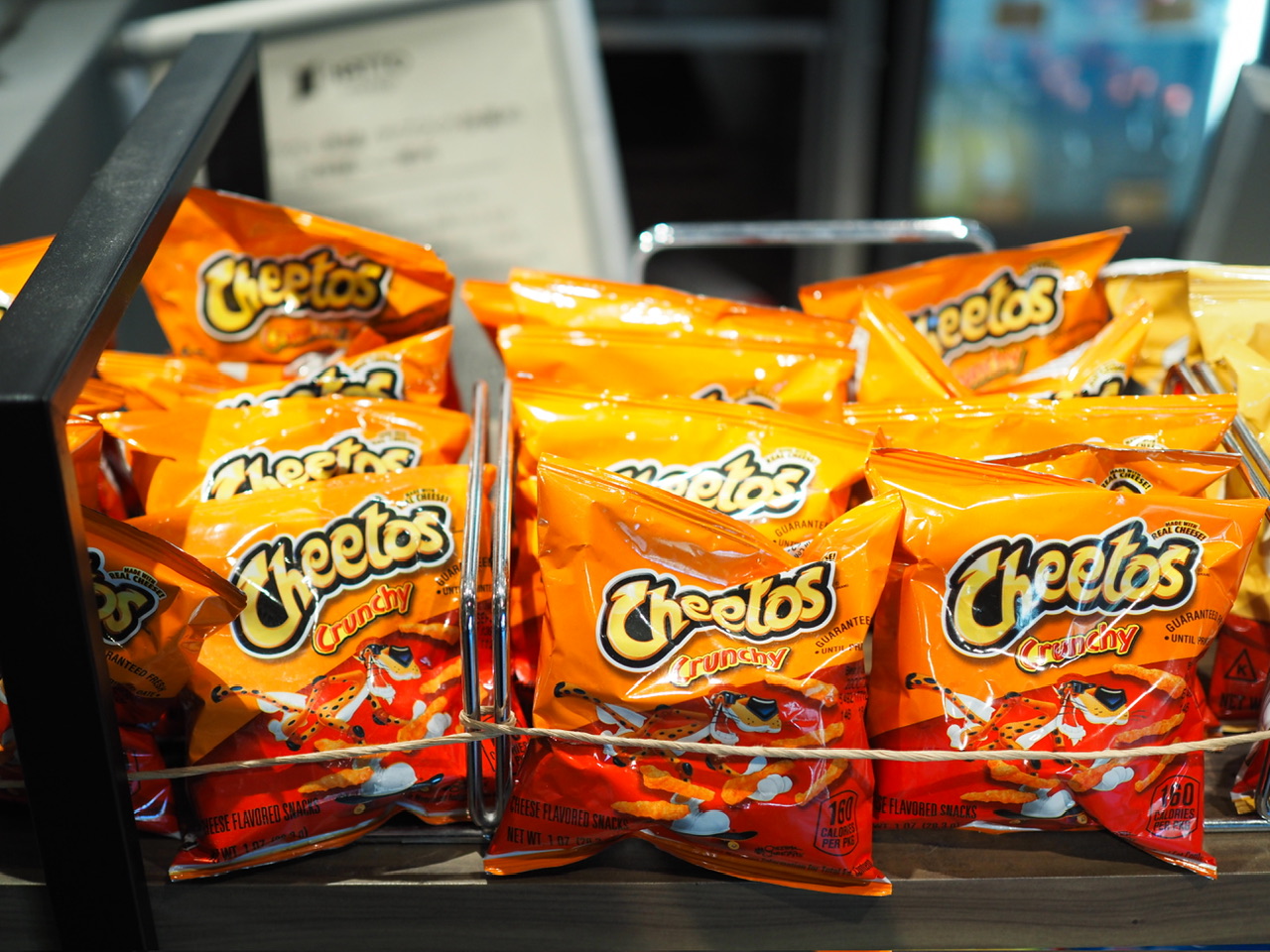 海外のコンビニを思わせるスナック菓子の売り場
