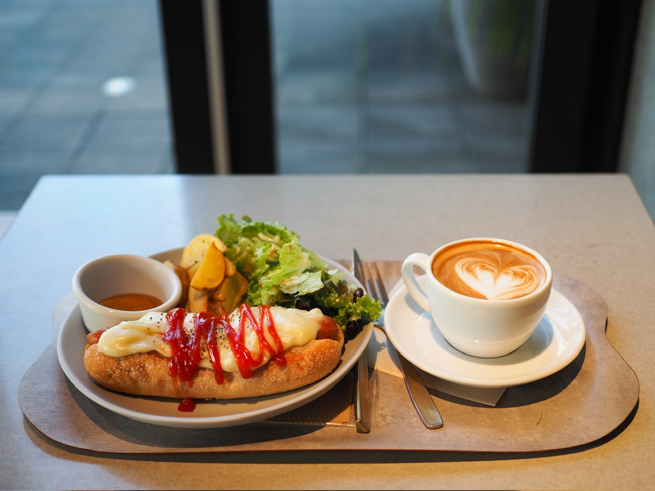 クアトロフォルマッジドッグとホットカフェラテ