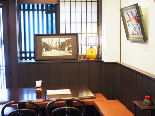 木のぬくもりを感じる喫茶きのえねの店内