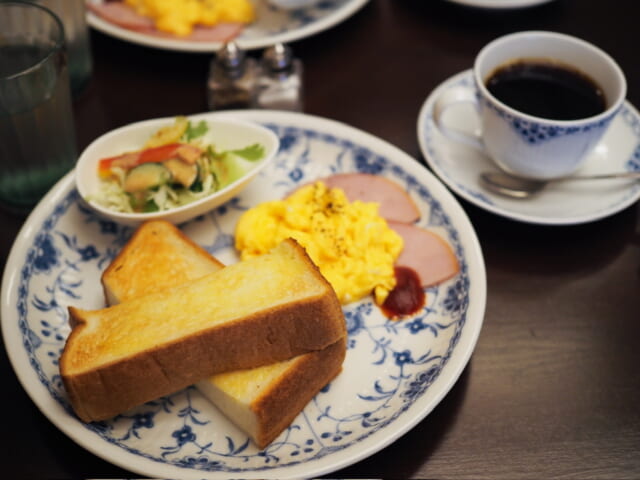 トーストやスクランブルエッグ、ハム、サラダが並ぶ850円のモーニングセット