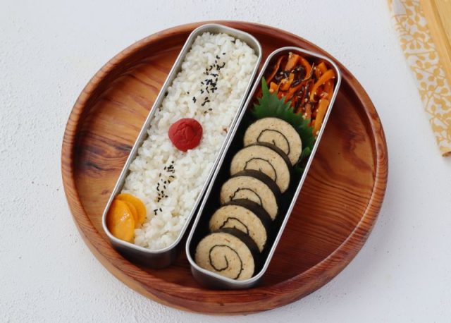 「鶏ひき肉の海苔巻き」「にんじんのごま塩昆布和え」