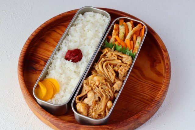 「えのきと豚こま肉の生姜焼き」「にんじんとちくわの磯辺和え」2品弁当