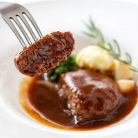 【今だけ特典付き】朝から頑張った日のごほうびに！「黒毛和牛100％煮込みハンバーグ」