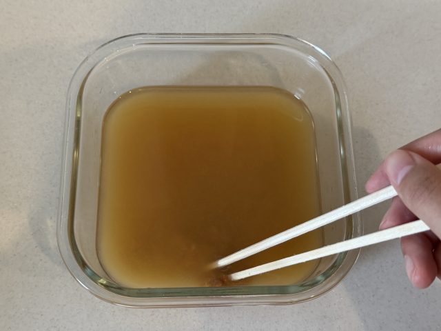 耐熱容器に水と調味料を入れて混ぜる