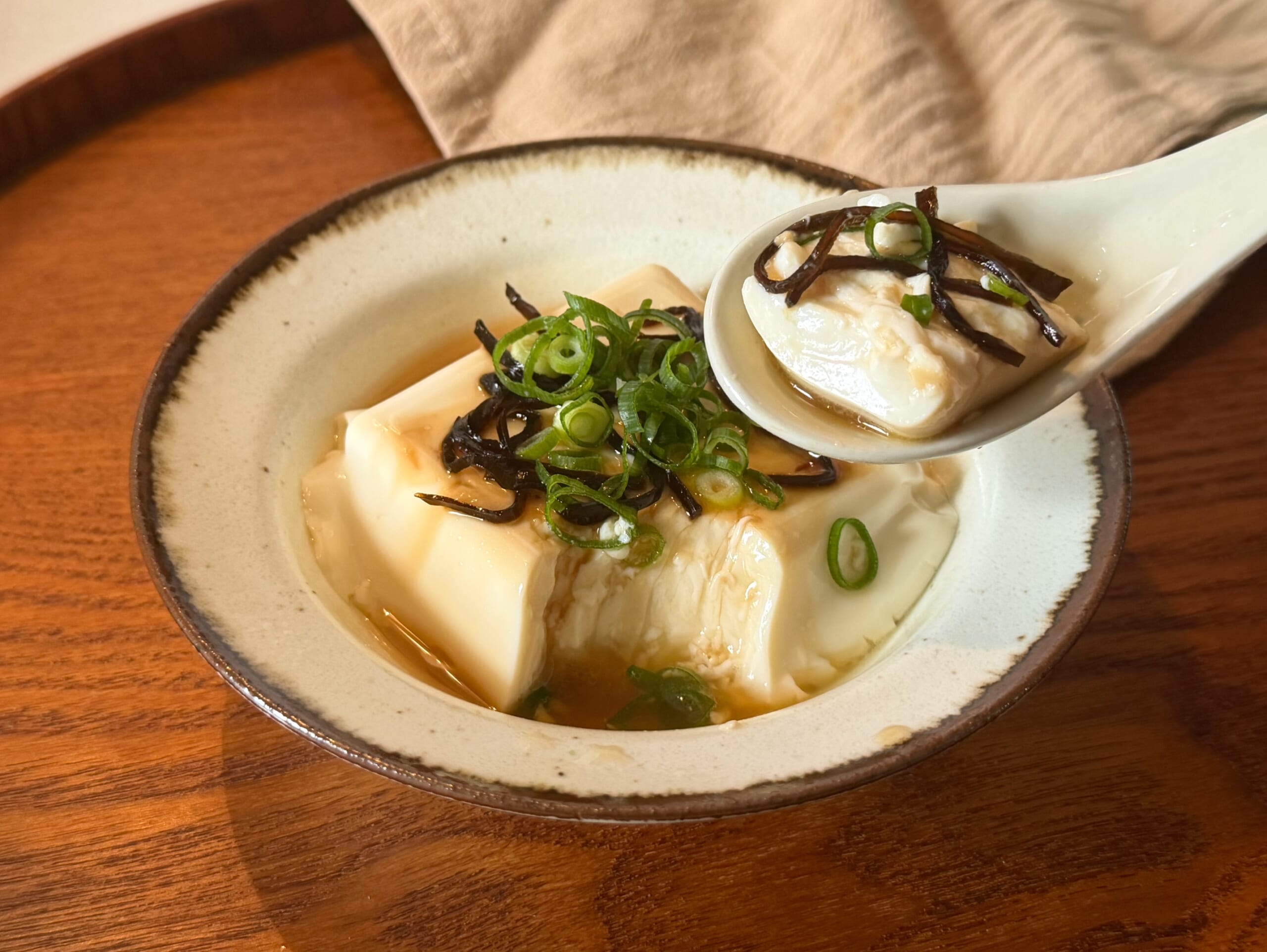 豆腐がごちそうに!レンジで簡単「塩昆布バター温奴」