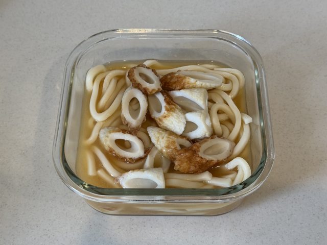 調味料を混ぜた耐熱容器にうどんとちくわを入れる