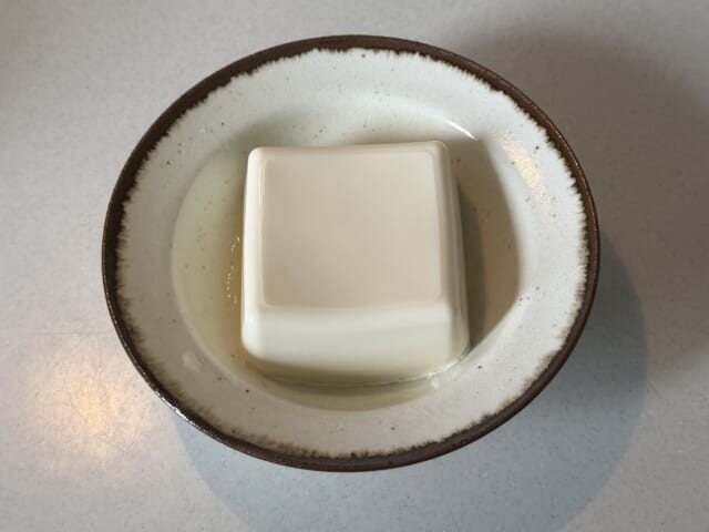 耐熱皿に絹豆腐をのせる