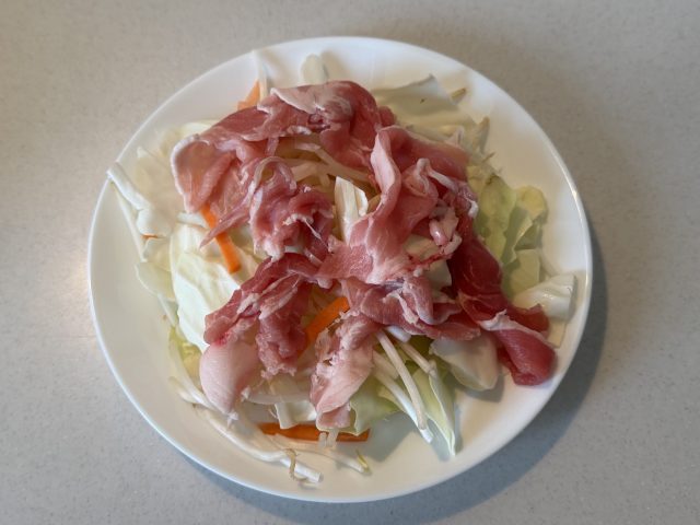 カット野菜の上に豚こま切れ肉をのせる