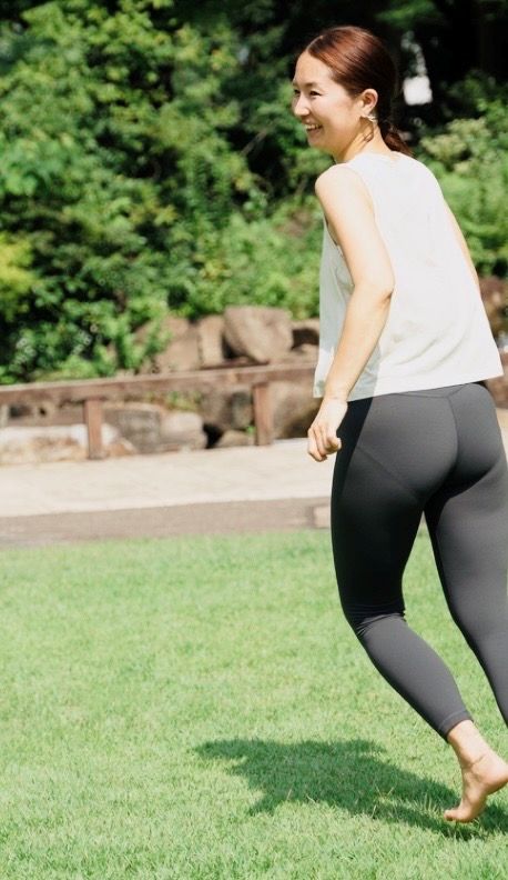 屋外で運動する女性