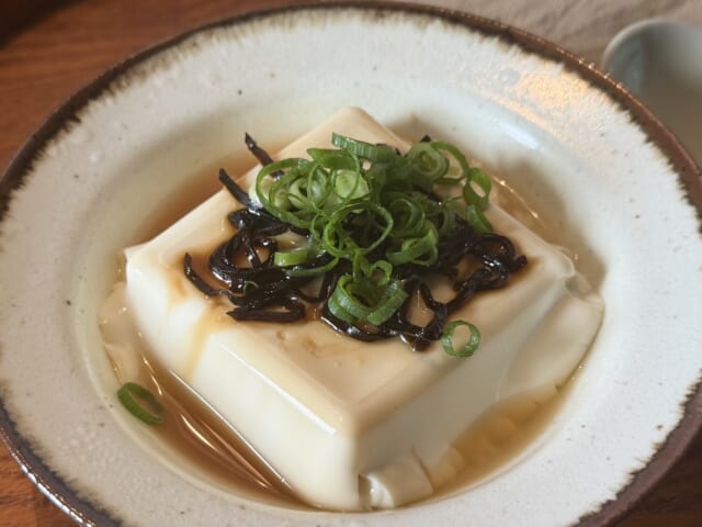 ねぎを散らして完成した塩昆布バター温奴